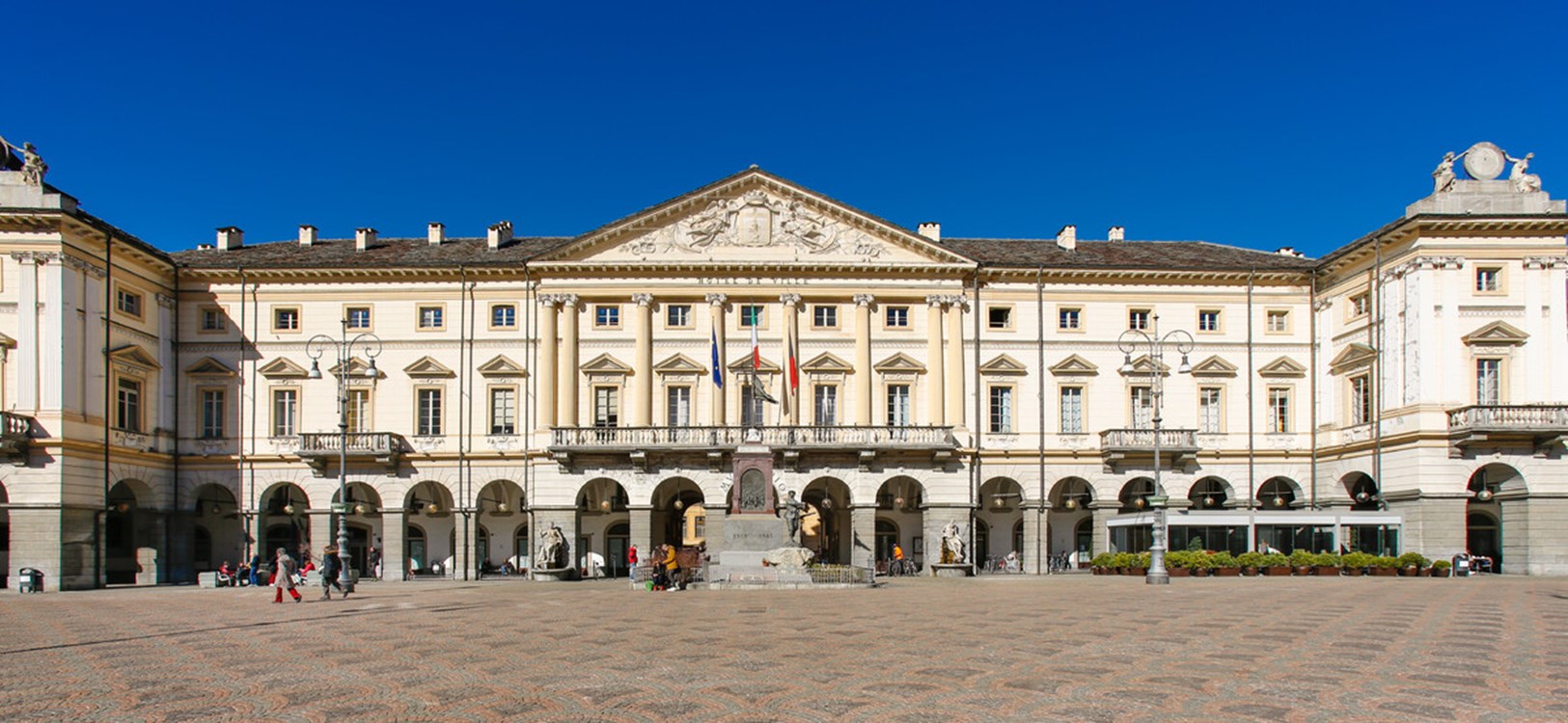 Place Chanoux e l'Hôtel de ville d'Aoste