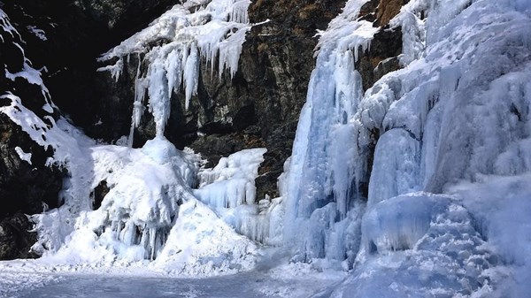 Snowshoe hike to the Lillaz waterfalls