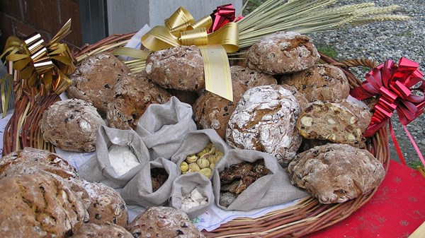 Fiesta de la Micòoula (pan de centeno con castañas, nueces, pasas e higos secos)