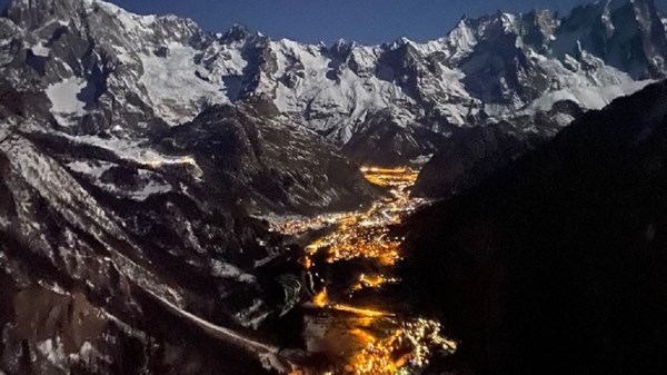 Night excursion with snowshoes to discover Mont Blanc