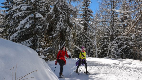 Snowshoeing from Chamois... to discover the Champlong lakes