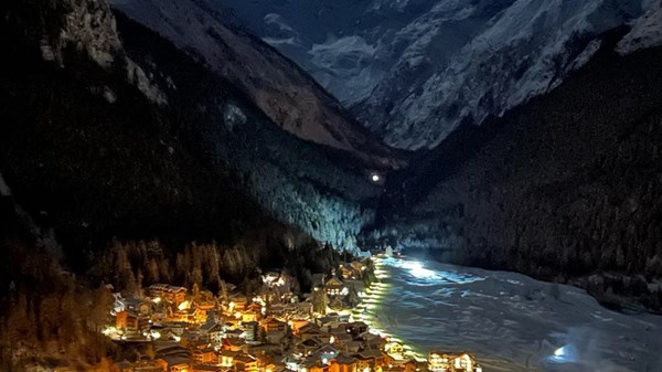 Snowshoe hike admiring the 4000 of the Aosta Valley, at night