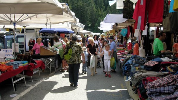 Markt in den Sommermonaten in Champoluc