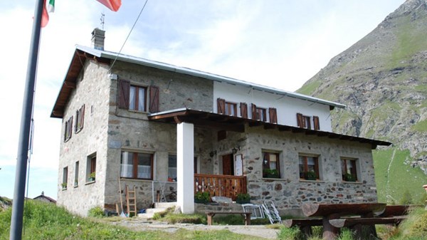 Berghütte Barmasse und der See von Cignana