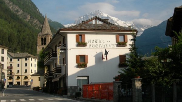 Hotel Bucaneve