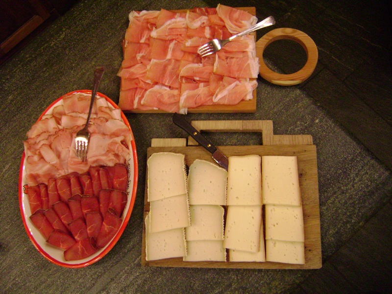 Taglieri di salumi e formaggi