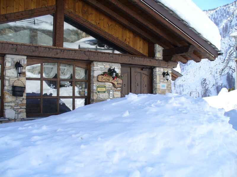 La porta d'ingresso dopo una copiosa nevicata