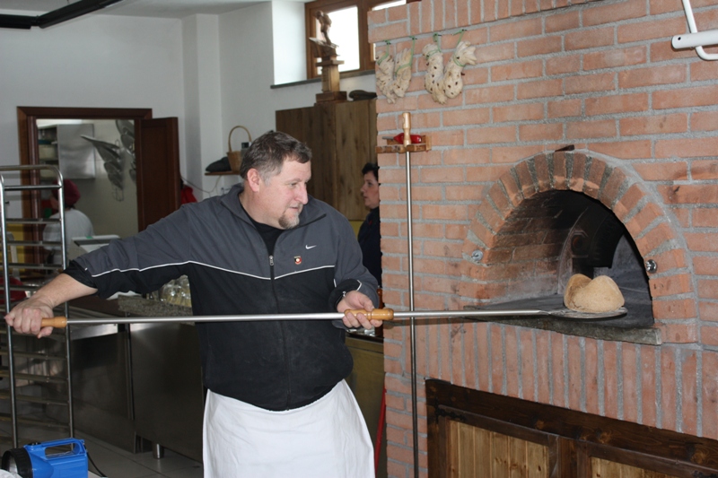 L'estrazione del pane dal forno