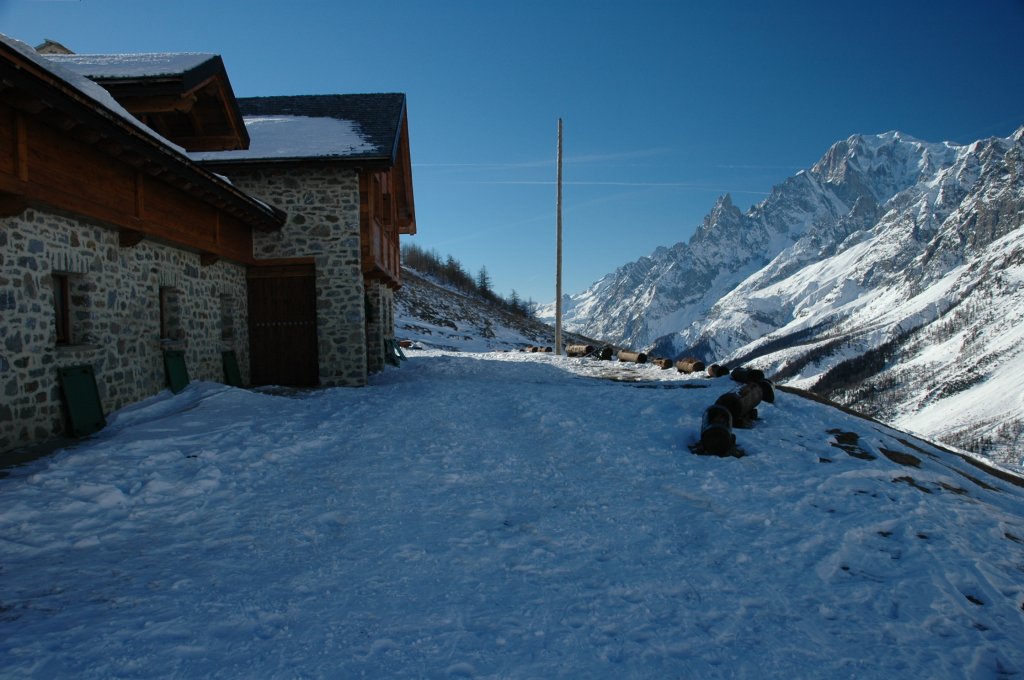 Le refuge Bonatti et le Mont Blanc