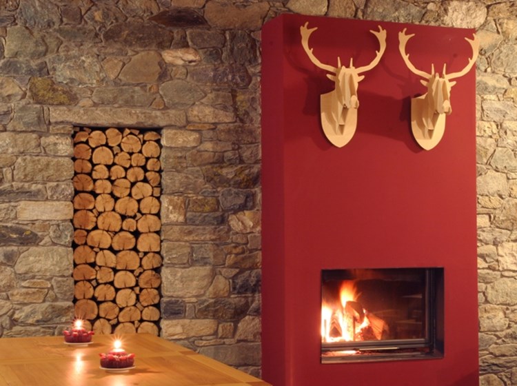 L'accogliente caminetto del rifugio nella sala ris
