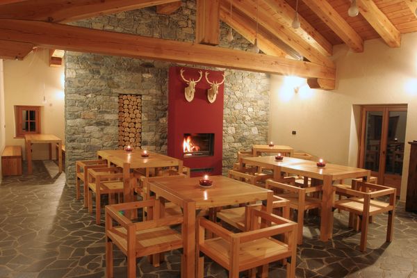 La sala ristorante con caminetto