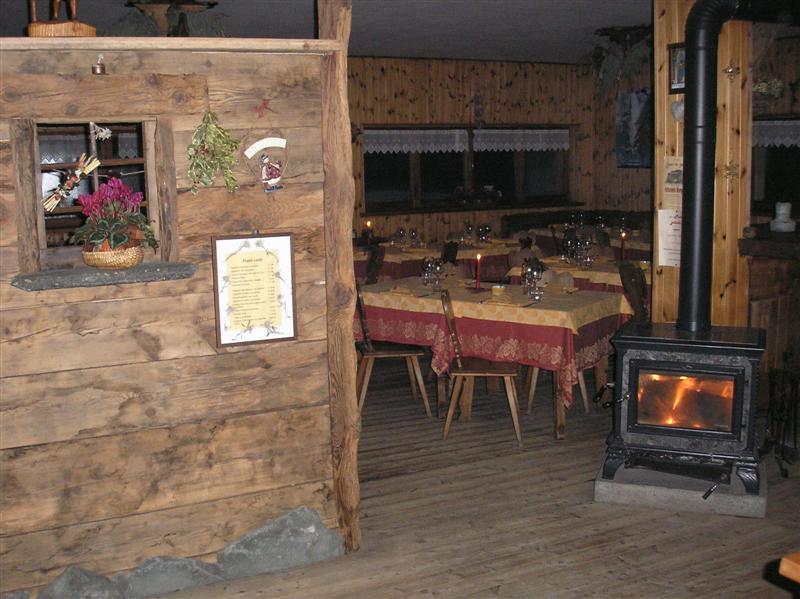 La salle du restaurant chauffée par le poêle à bois