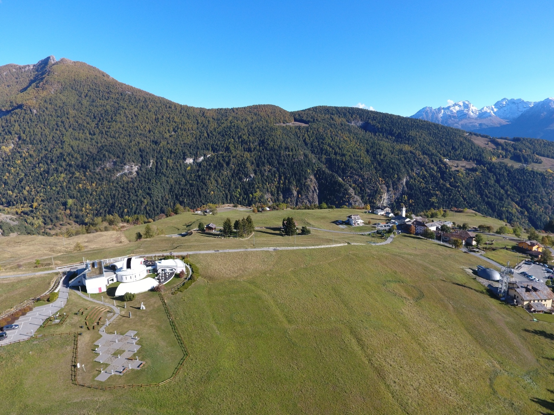 Lignan
Il comprensorio di Lignan, primo Starlight Stellar Park in Italia, che ospita l’Osservatorio Astronomico della Regione Autonoma Valle d’Aosta (cupole bianche a sinistra) e il Planetario di Lignan (cupola grigia a destra)
Crediti Paolo Rey/Regione Autonoma Valle d’Aosta per il Progetto transfrontaliero Interreg ALCOTRA «EXO/ECO» realizzato con fondi europei