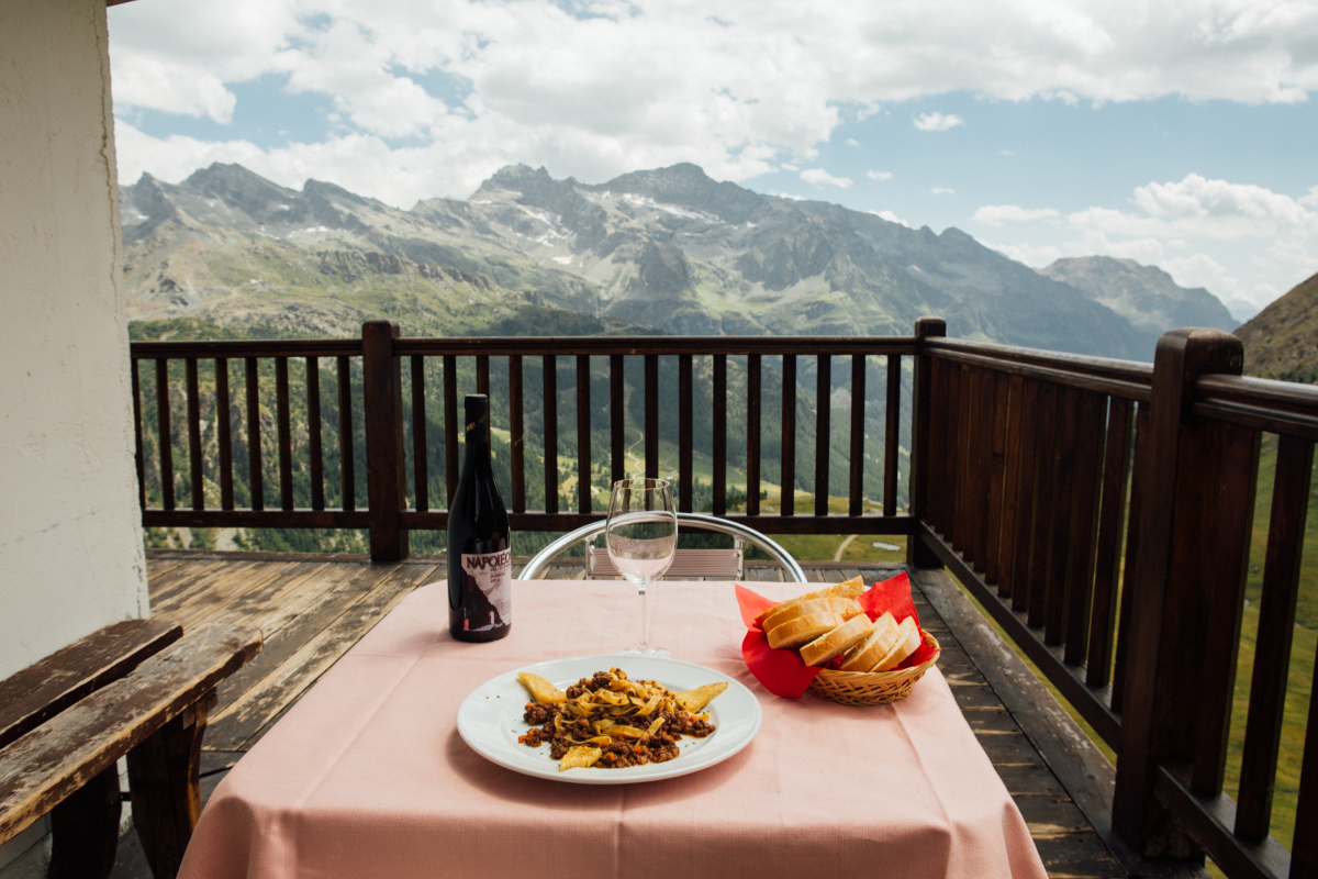 Lunch with view over the surrounding peaks