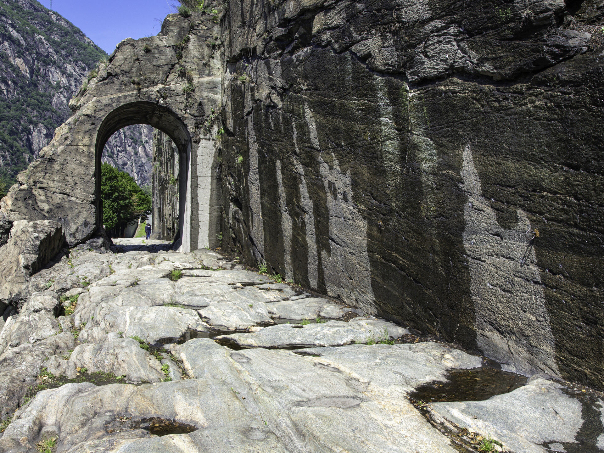 Arco e strada romana - Donnas