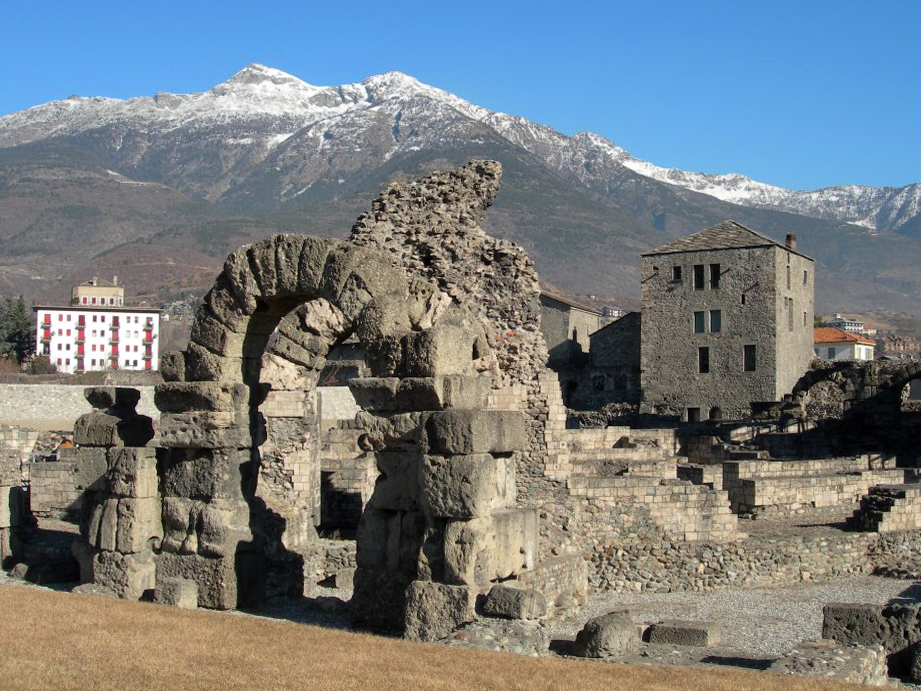 En toile de fond, les montagnes d'Aoste