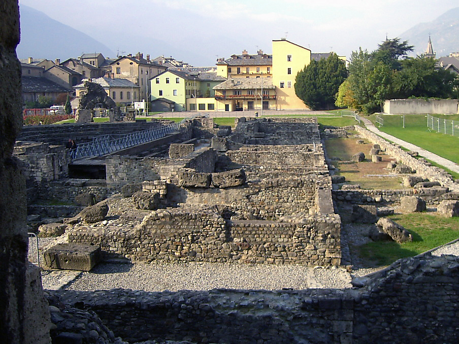 Die "Cavea" und das Fundament der "Scaena"