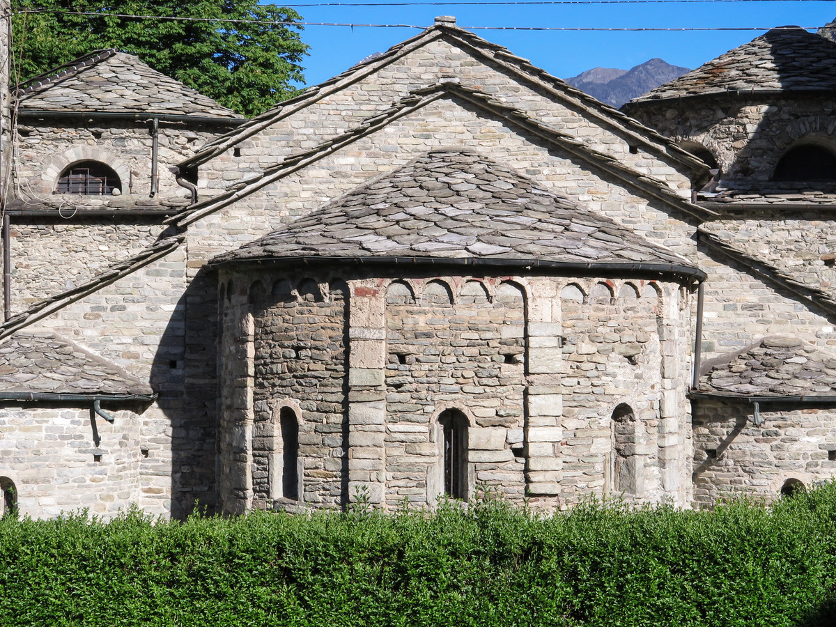 Apse with single windows