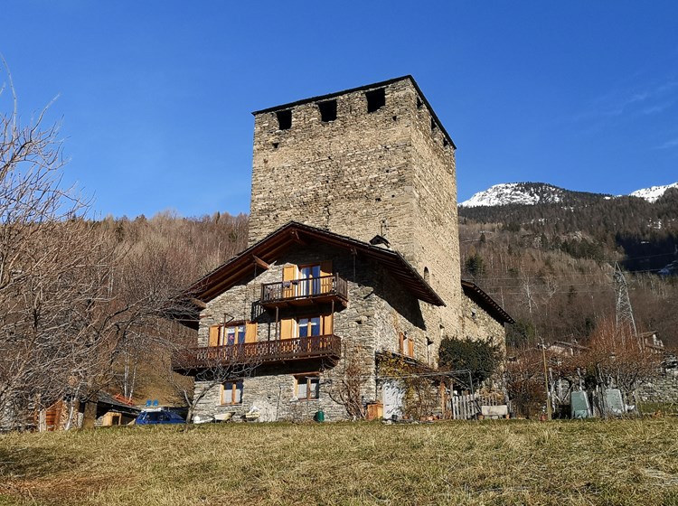 Der massive viereckige Turm