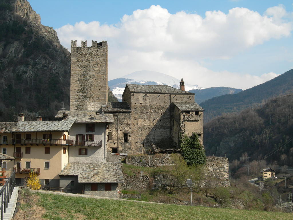 Torre con almenas en cola de milano