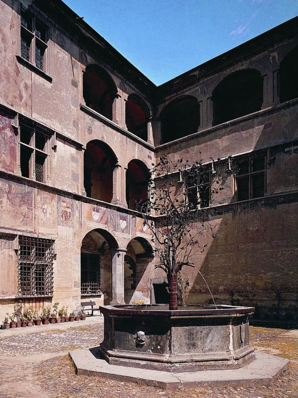 Der Hof mit dem Brunnen des Granatapfelbaumes