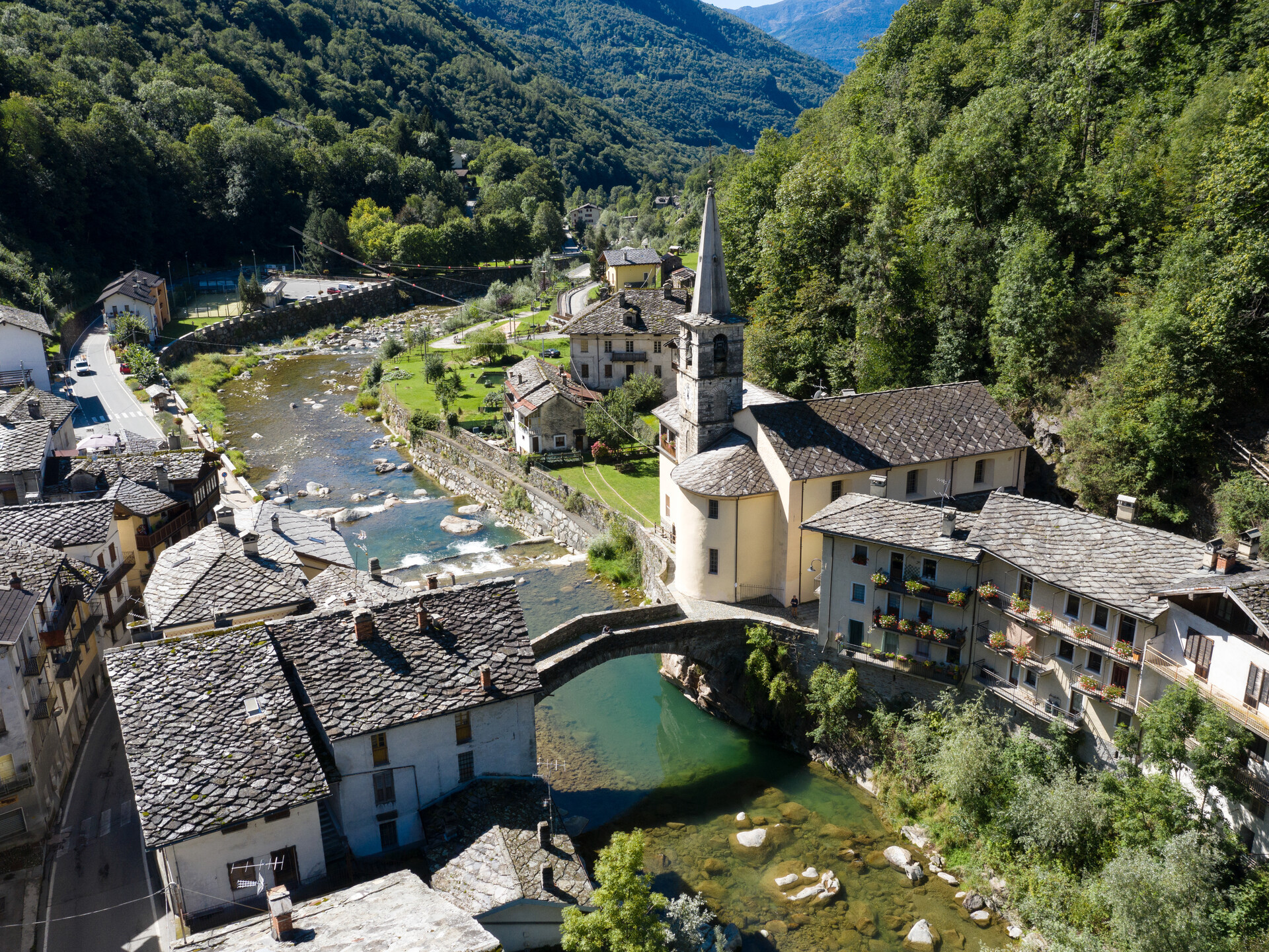 die Kirche und die Brücke von oben gesehen