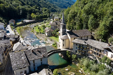 die Kirche und die Brücke von oben gesehen