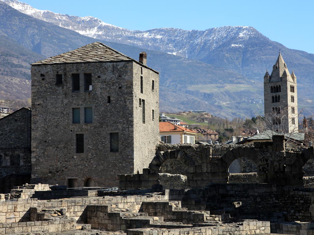 La tour et le clocher de Saint Ours