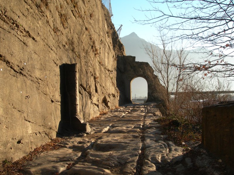 Arco e strada romana - Donnas