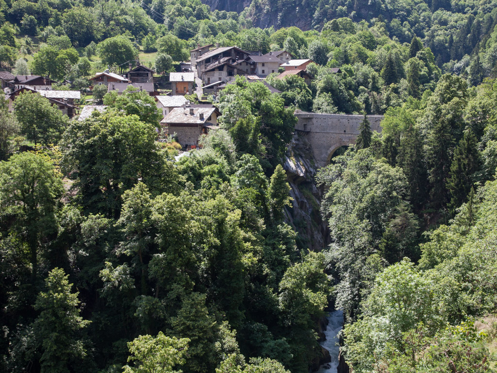 Le pont et le village