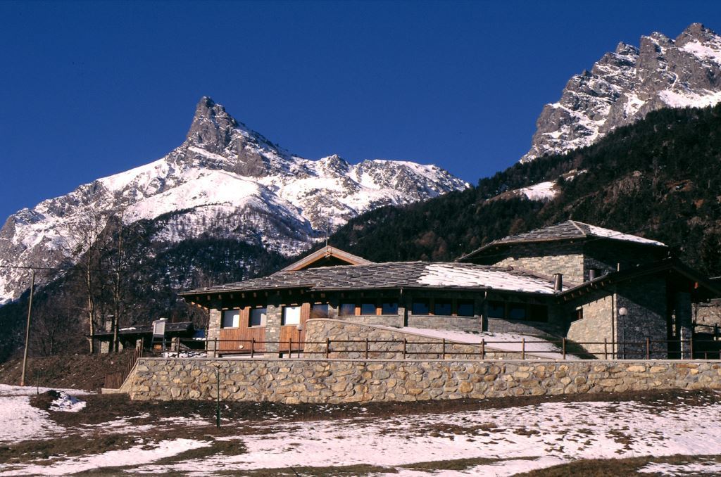 The Centre' seat and, in the background, Mont Avic