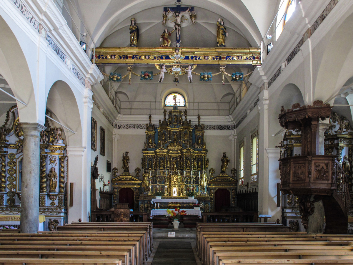 el interior de la iglesia