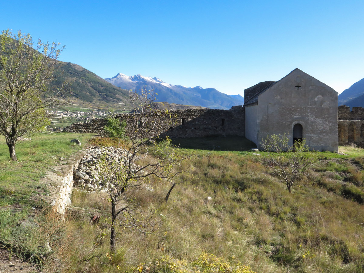 La cappella all'interno della cinta muraria