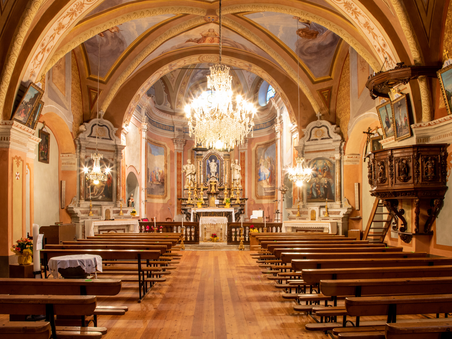 Innenraum der Pfarrkirche von Perloz