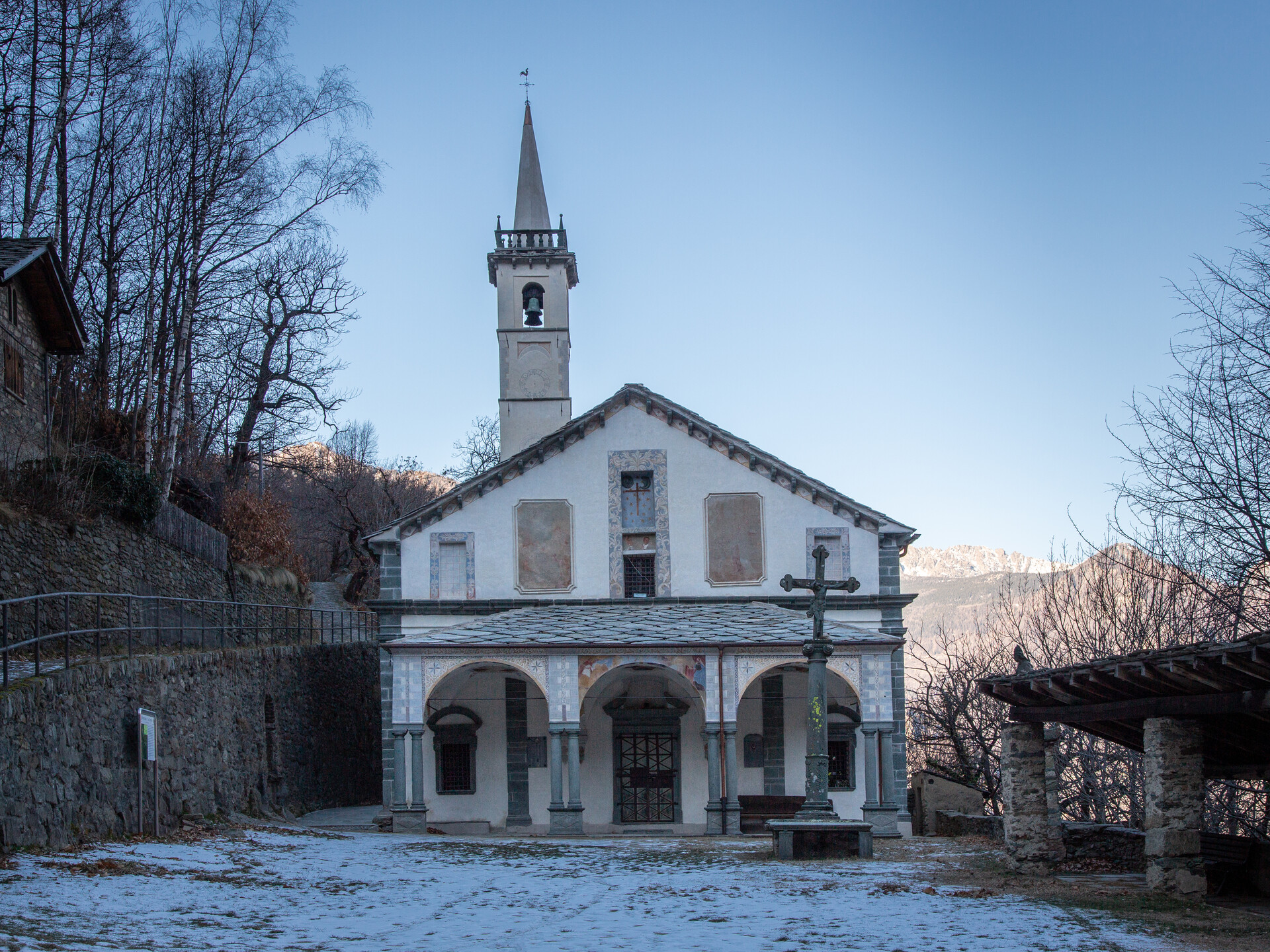 Sanctuaire de la Vierge de la Neige à Machaby en hiver