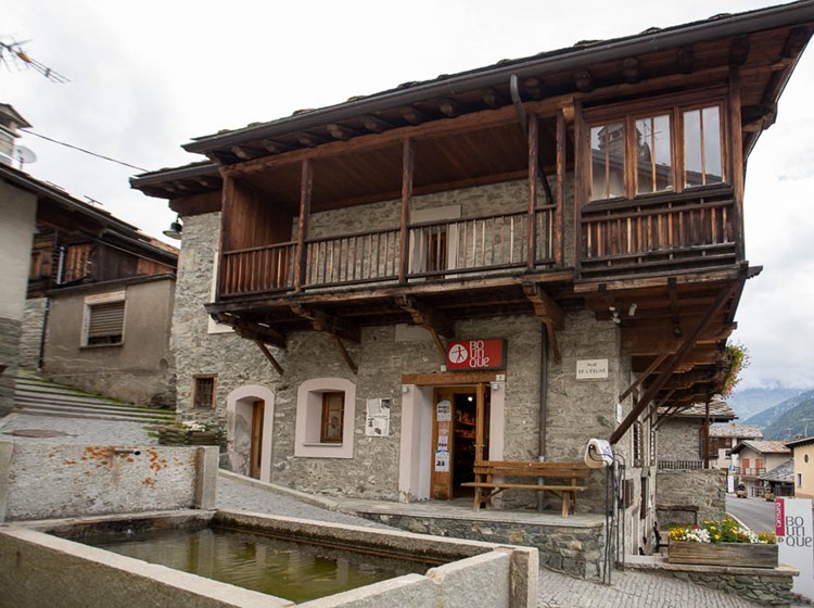 Esterno negozio Ayas