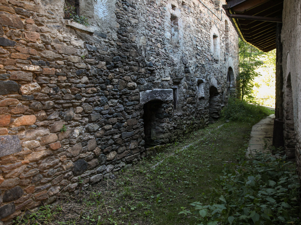 Scorcio tra le case in pietra