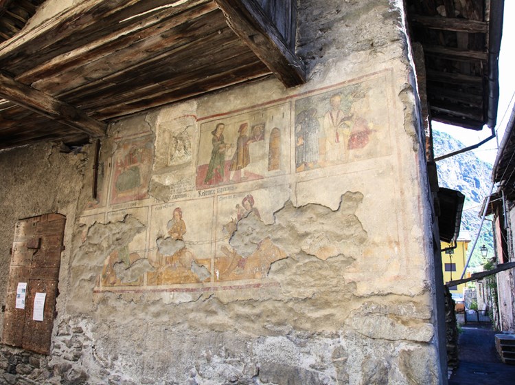 Affreschi sulla facciata dell'ospizio per viandant