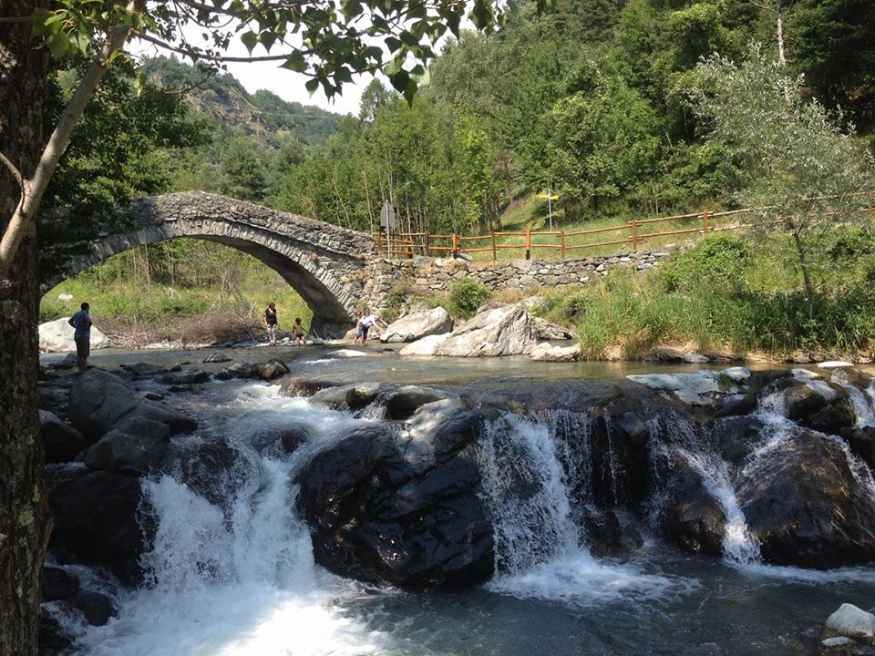 Uno dei due "ponti romani" a schiena d'asino (foto