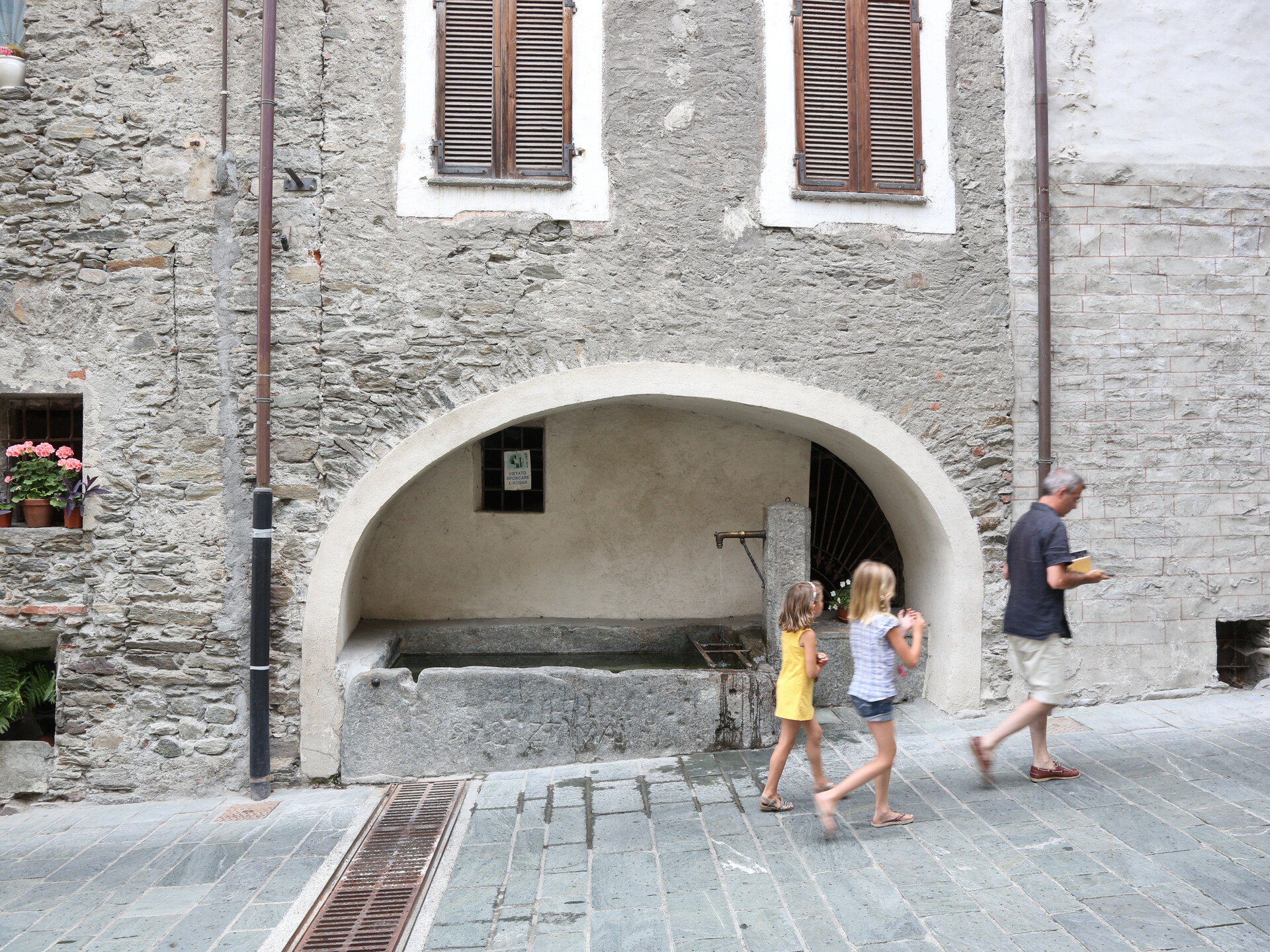 Fontaine dans le bourg de Bard