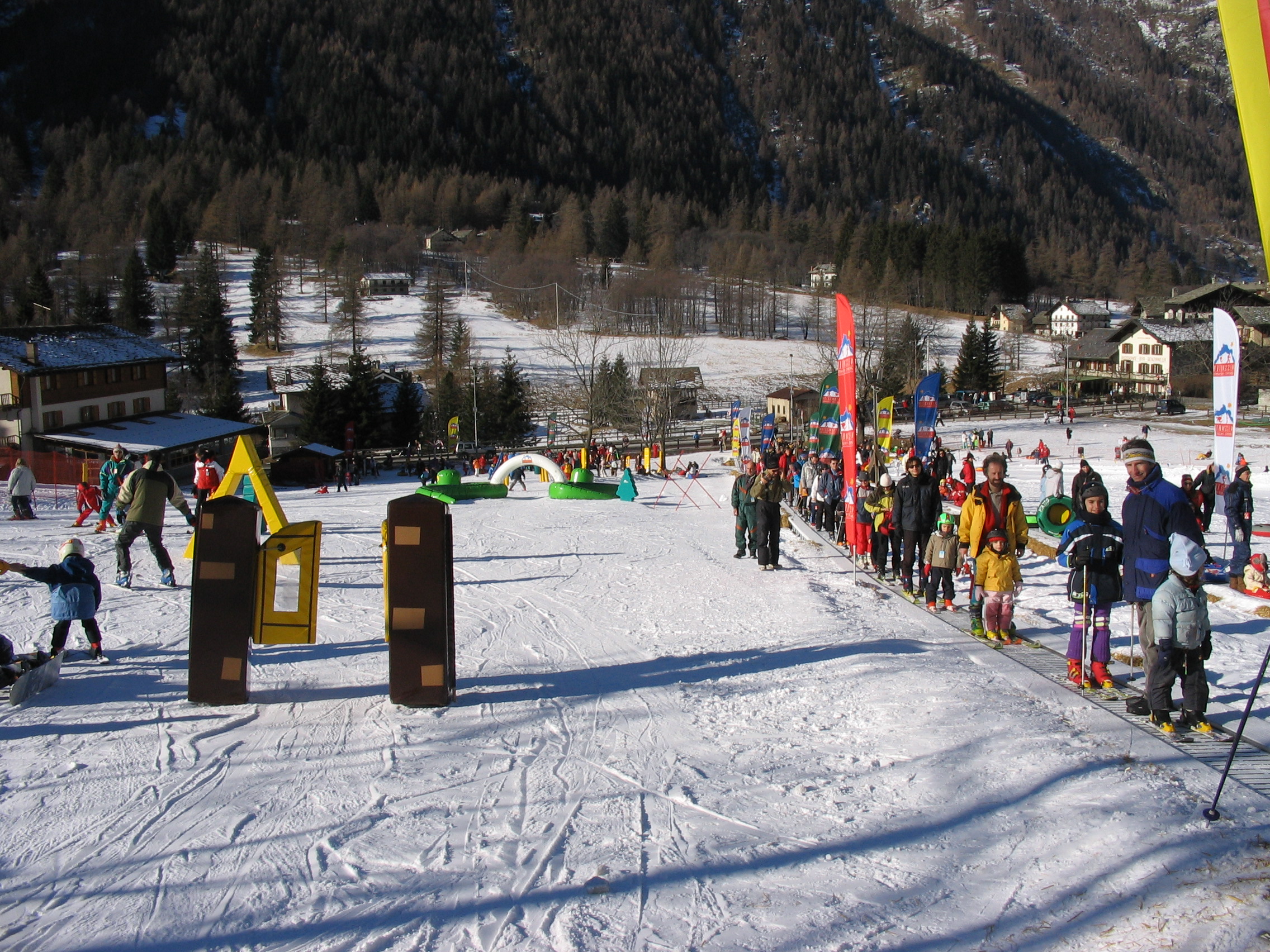 Der Spielplatz auf der Schnee