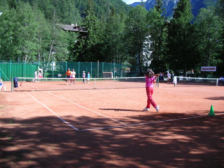 Bambini giocano a tennis