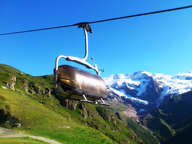 Seggiovia e sullo sfondo il Monte Rosa