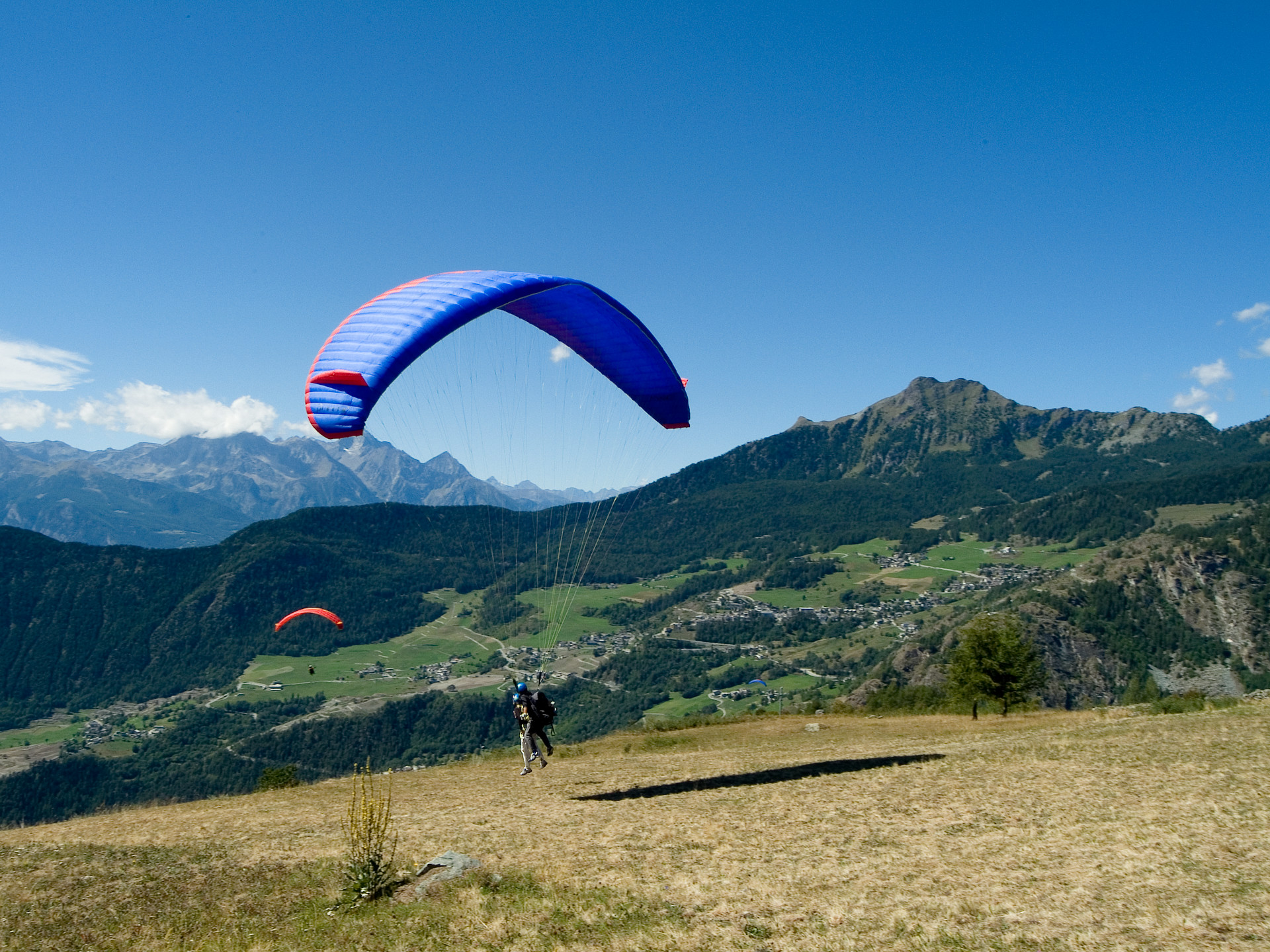 Parapendio nella valle del Cervino