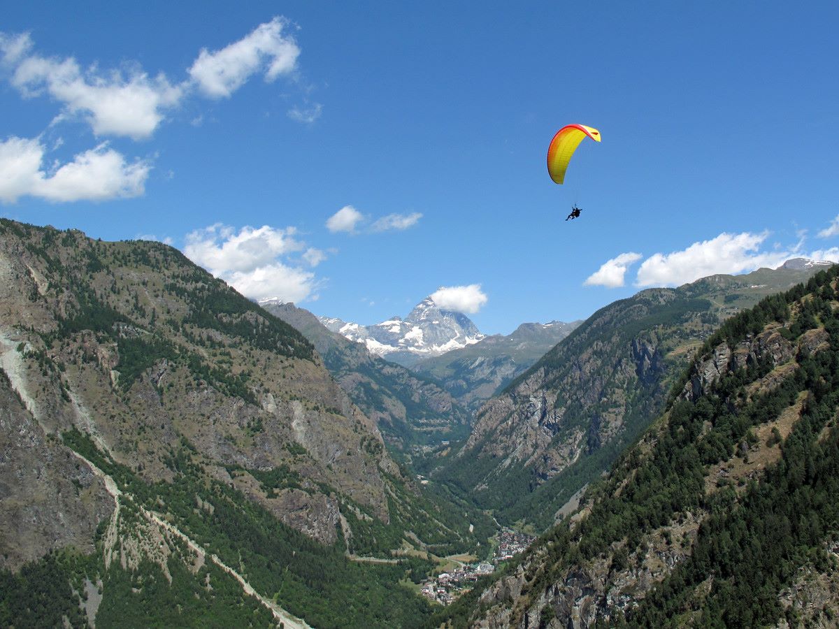 Parapendio nella valle del Cervino 
