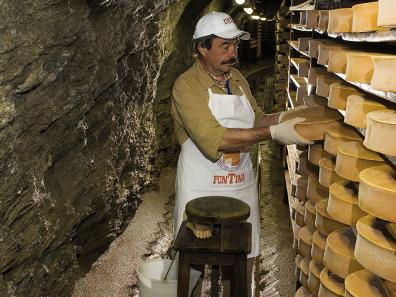 Au travail dans l'entrpôt de maturation de la Fontina