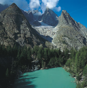 Il lago Verde ai piedi dell'Aiguille Noire-de-Peuterey.