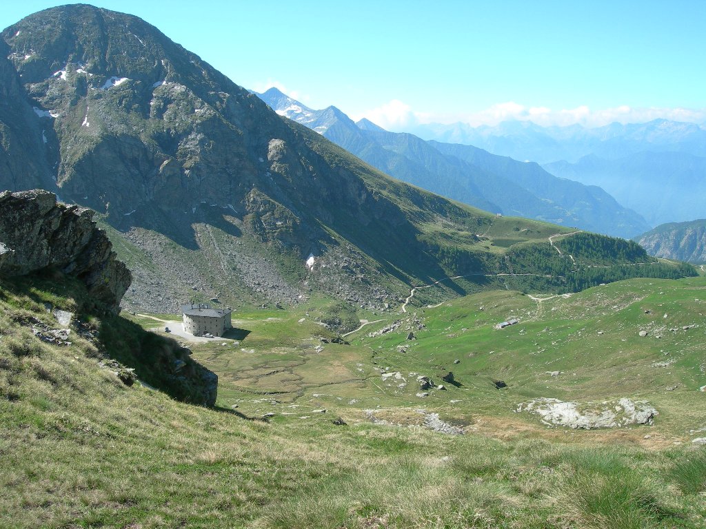 Il rifugio Arp ed il vallone di salita - Brusson