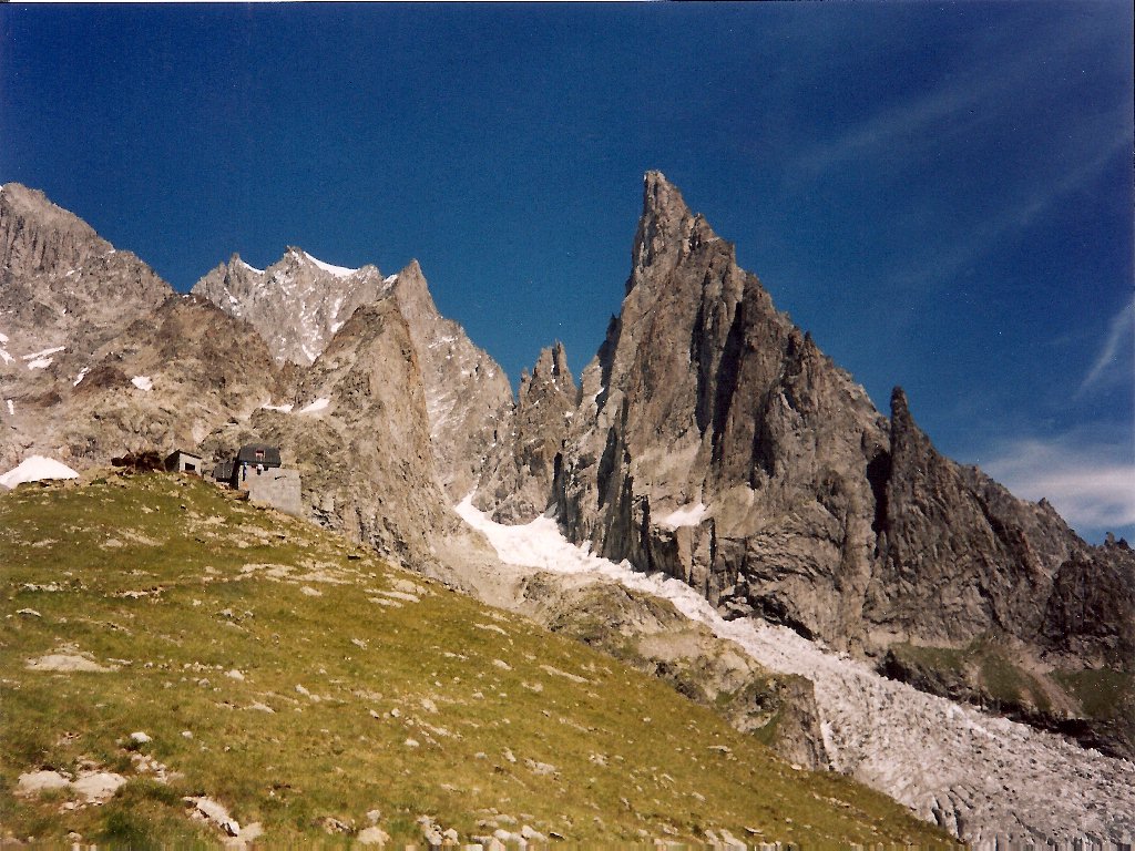 Il rifugio Monzino e l'Aiguille Noire - Courmayeur