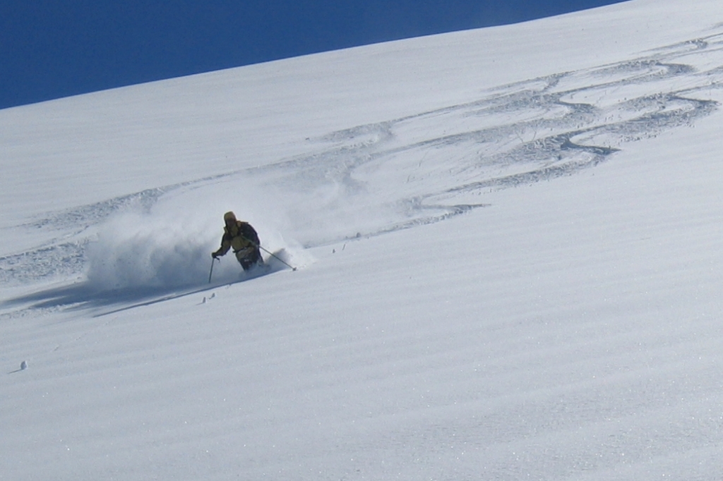 Descent on powdery snow